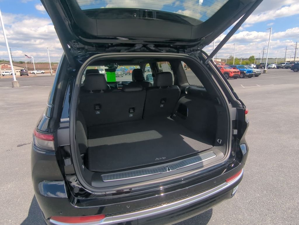 Used 2022 Black Jeep Summit Reserve image 25