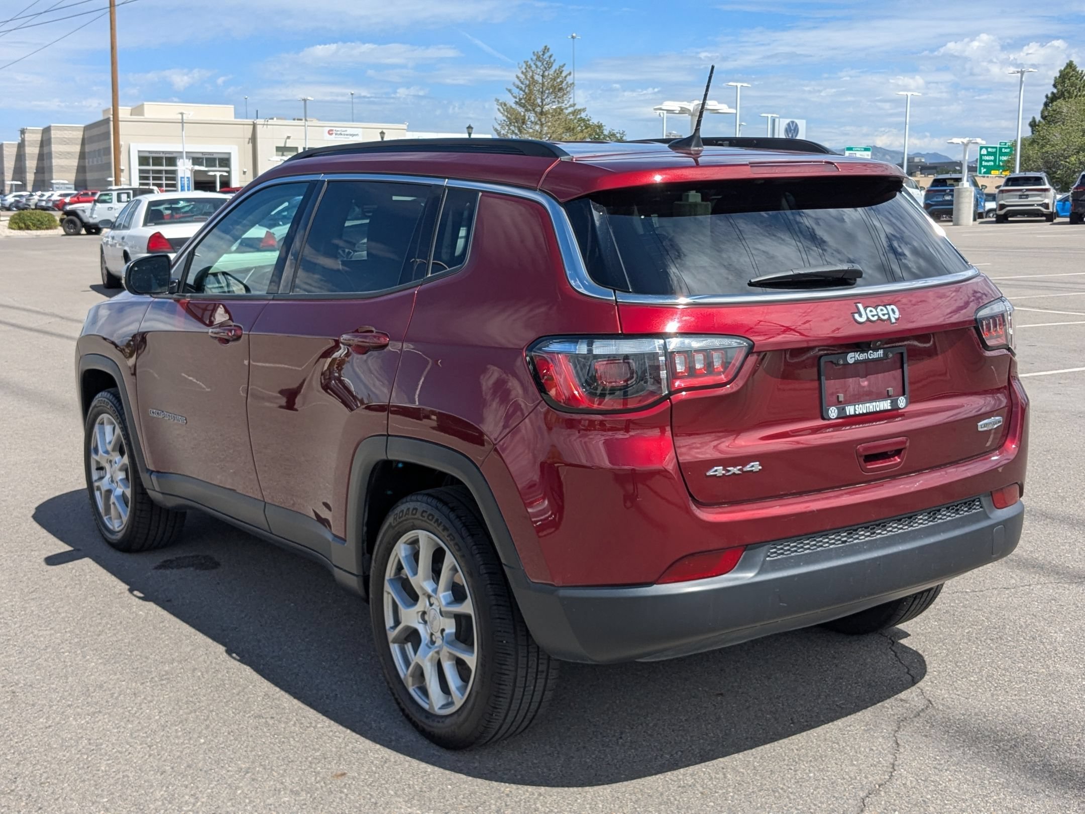 Used 2022 Velvet Red Pearlcoat Jeep Latitude Lux image 5