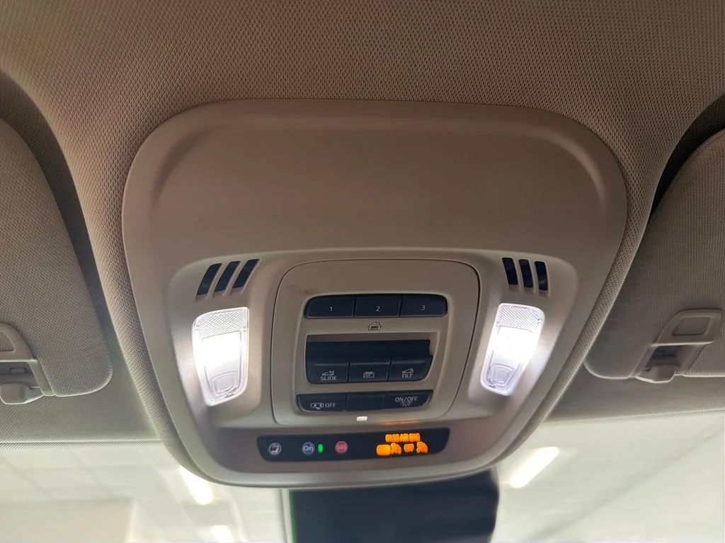 Used 2022 SUMMIT WHITE Buick Avenir image 18