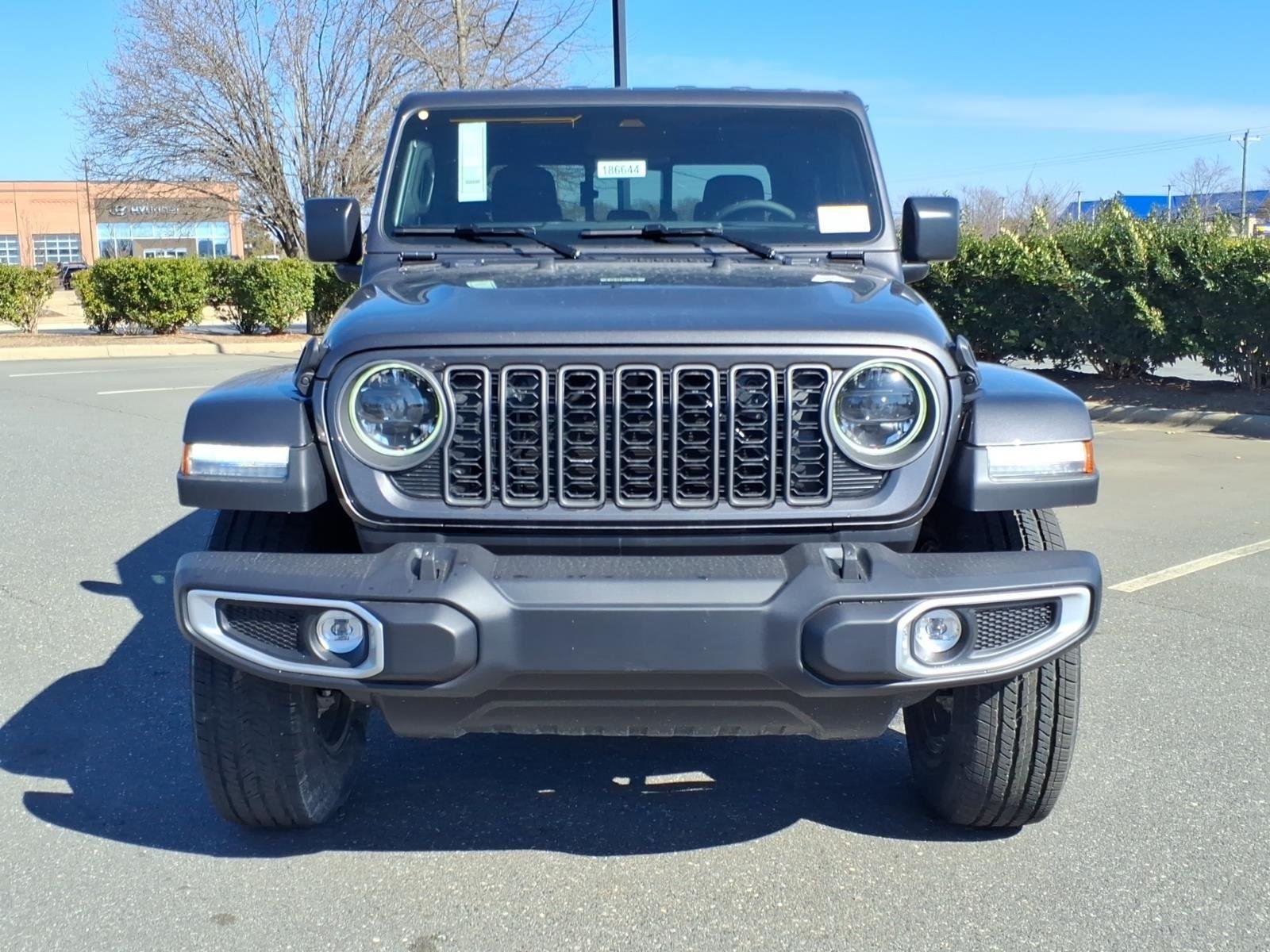New 2026 Granite Crystal Metallic Clear-Coat Exterior Paint Jeep Sahara image 10
