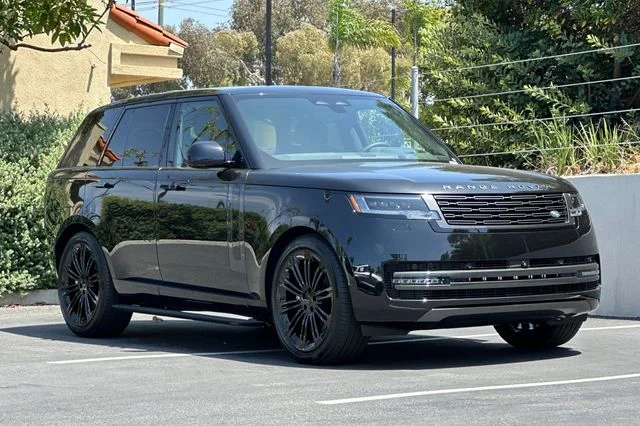 New 2026 Santorini Black Land Rover SE image 7