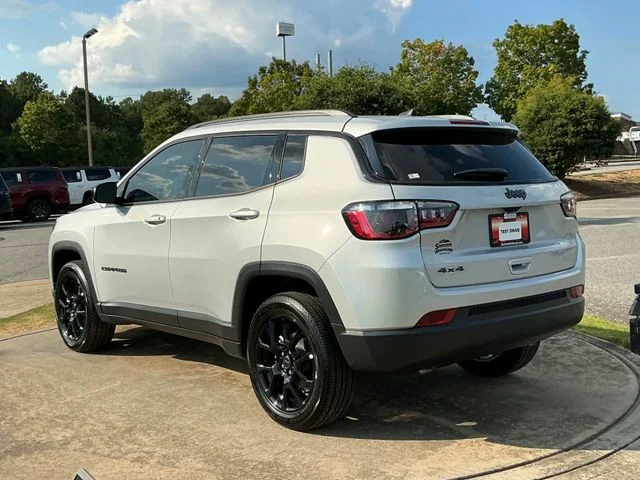 New 2026 Silver Zynith Metallic Clear-Coat Exterior Paint Jeep Latitude image 5