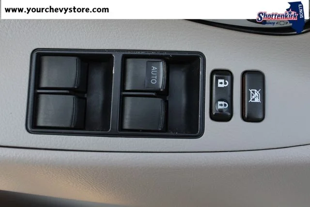 Used 2009 Silver Toyota LE image 20