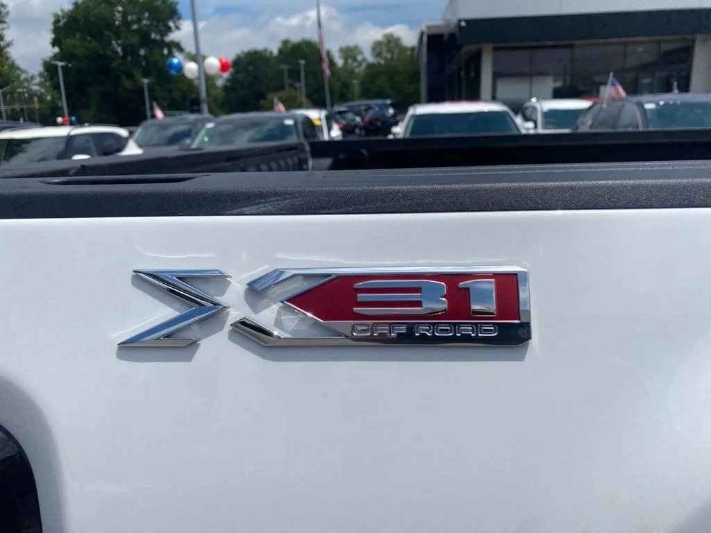 Used 2025 White GMC SLT image 14