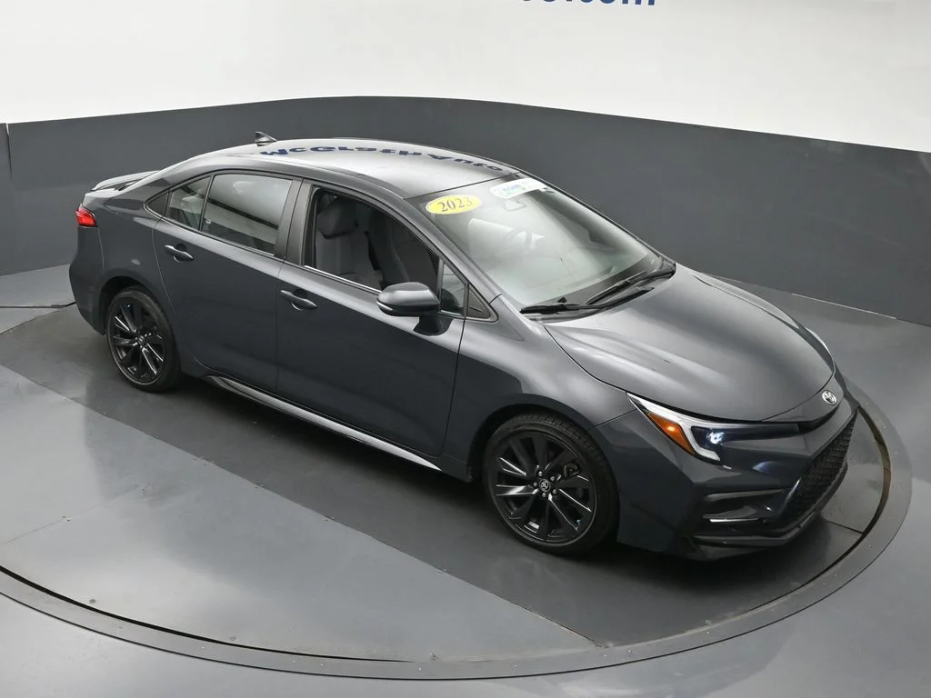 Used 2023  Toyota SE image 3