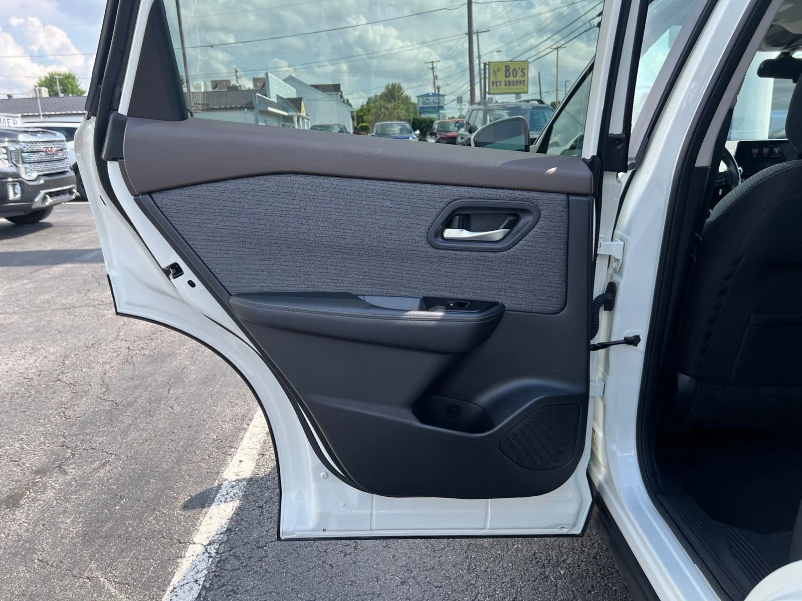 Used 2022 White Nissan SV image 31