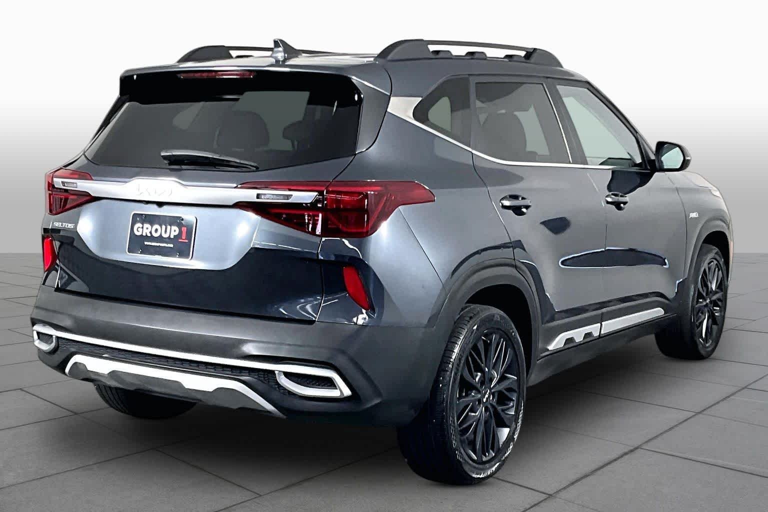 Used 2022 Gravity Gray Kia Nightfall image 11