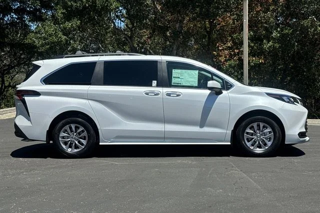 New 2026 Wind Chill Pearl <sup>1</sup> Toyota  XLE image 3