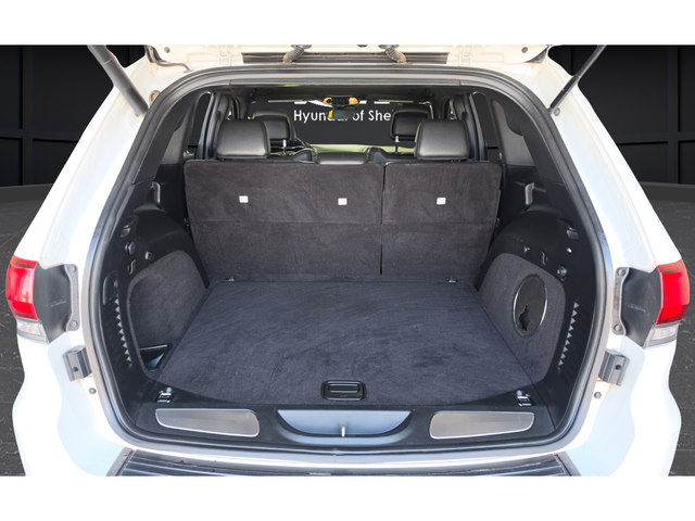 Used 2018 Bright White Clearcoat Jeep Trailhawk image 26