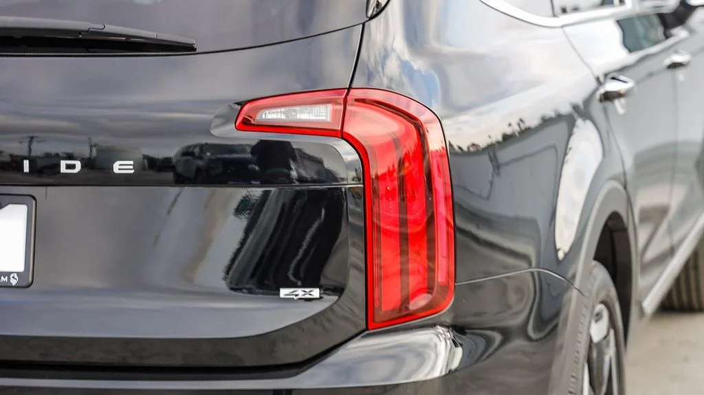 Used 2025 Black Kia S image 10
