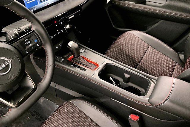 New 2026 Aspen White Tricoat/Super Black Nissan SR image 9