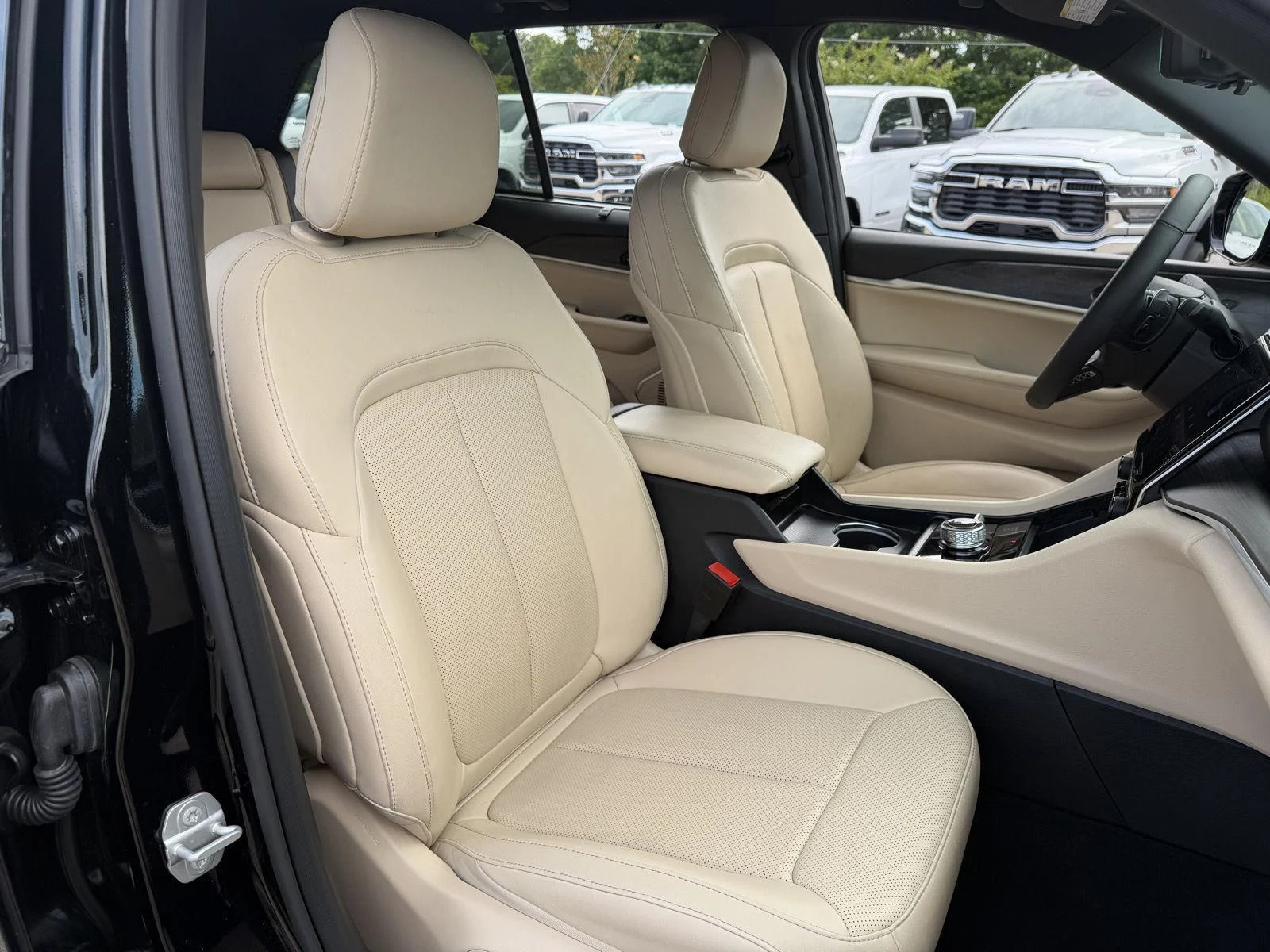 Used 2025 Diamond Black Crystal Pearlcoat Jeep Limited image 21