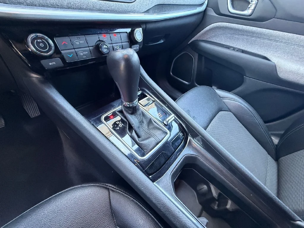 Used 2024 White Jeep Latitude image 22