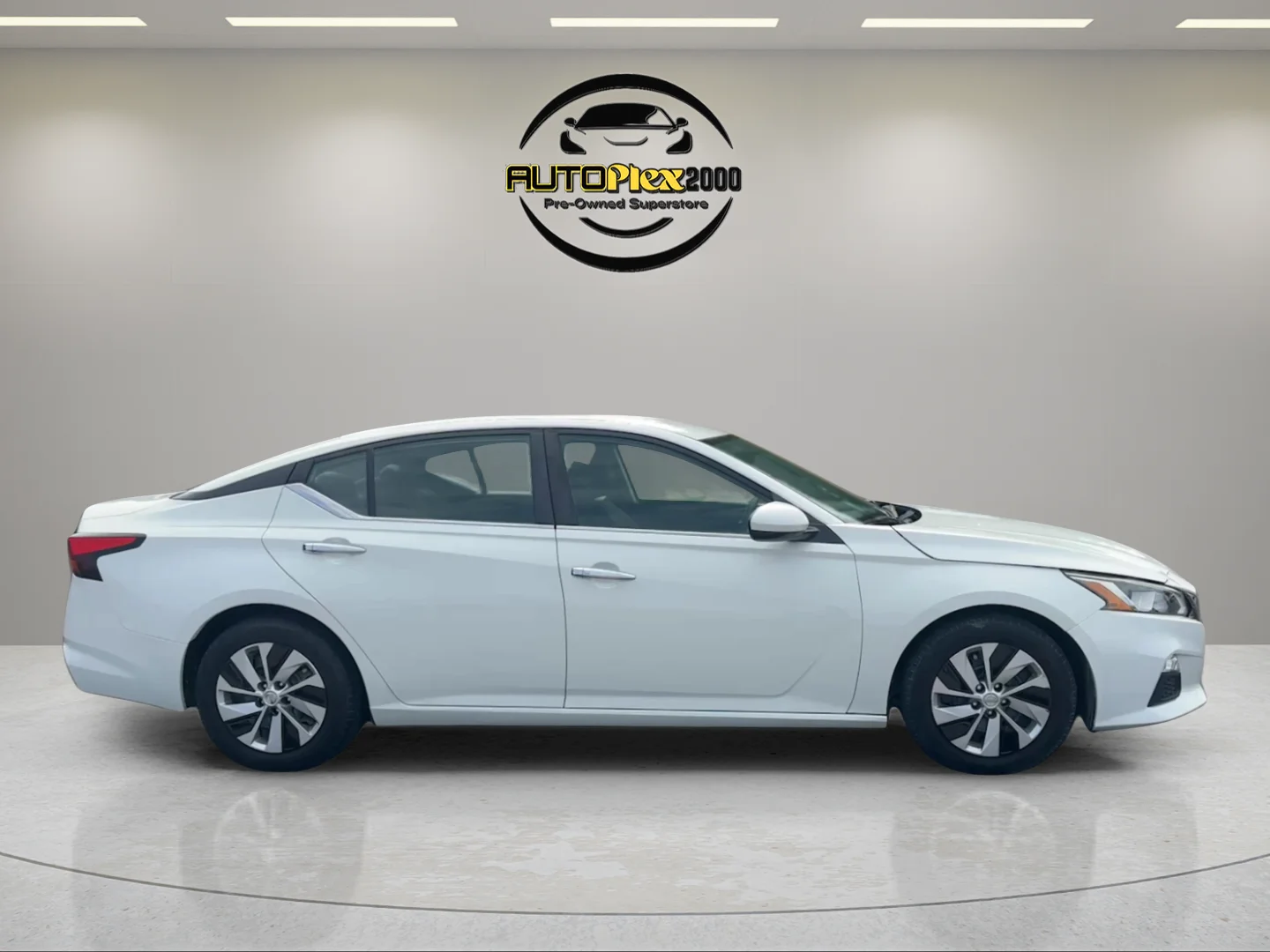 Used 2020 White Nissan 2.5 S image 8