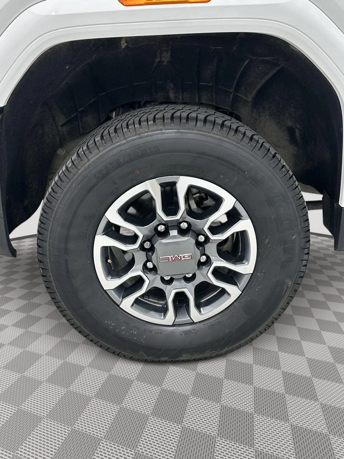 Used 2025 Summit White GMC SLE image 29