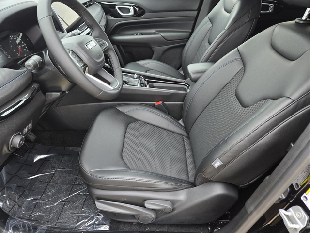 New 2026 Diamond Black Crystal Pearlcoat Jeep Latitude image 17