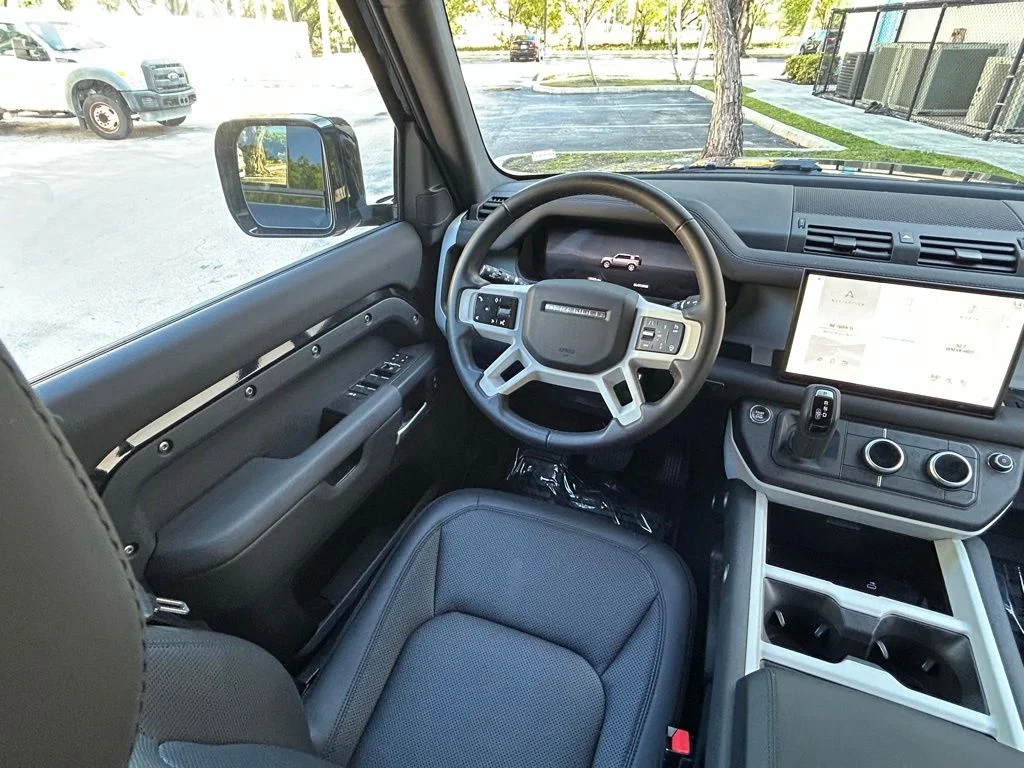Used 2025 Black Land Rover S image 9