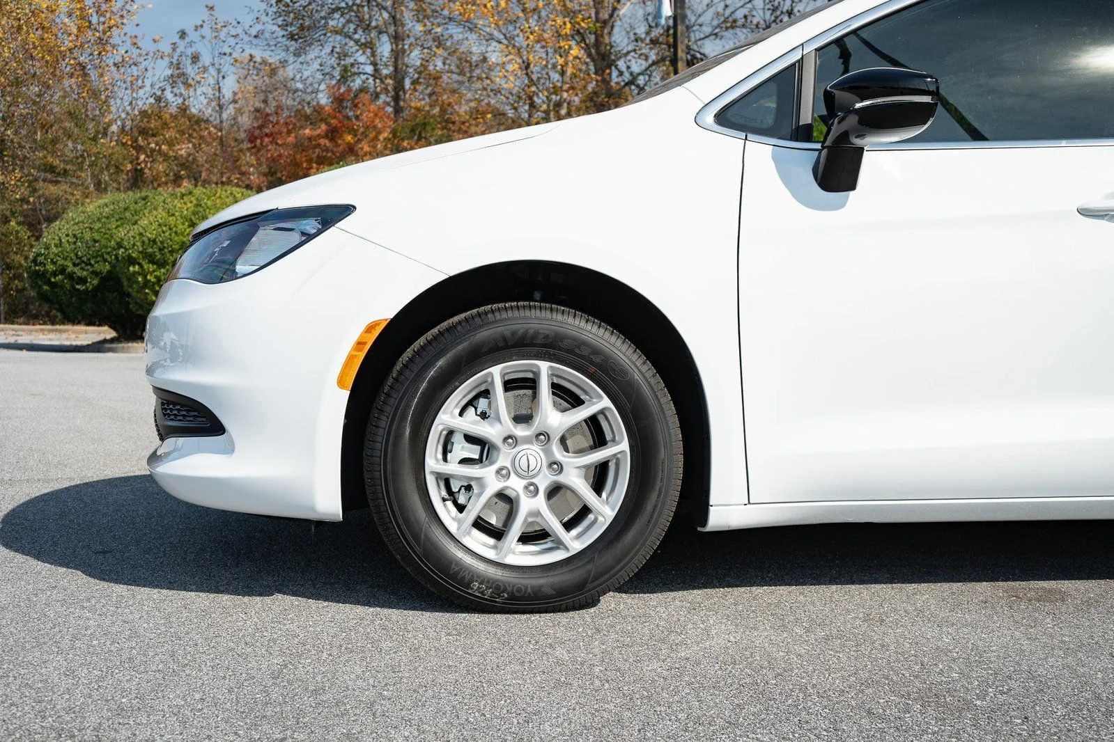 New 2026 Bright White Clear-Coat Exterior Paint Chrysler LX image 4