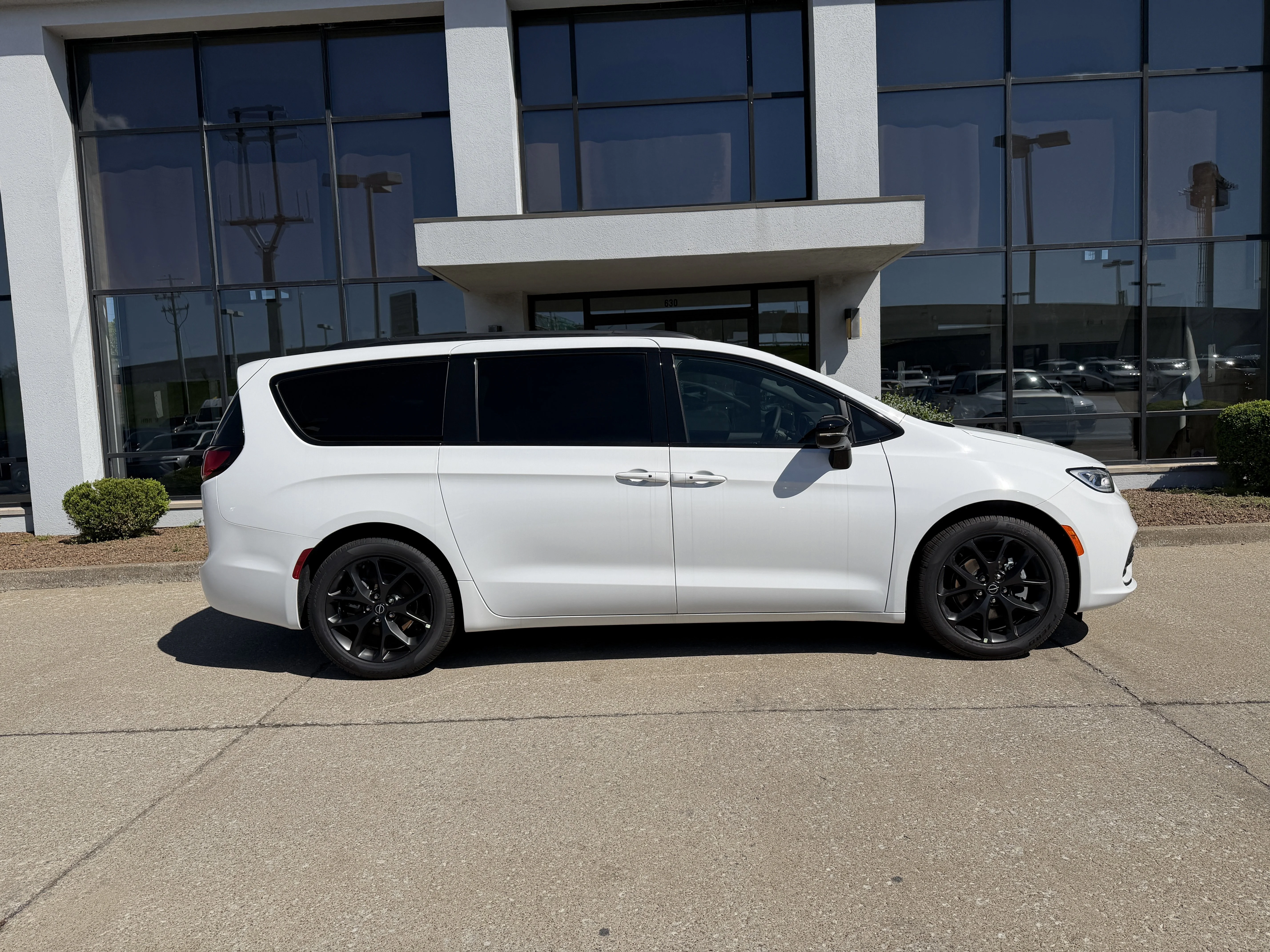 New 2026 Bright White Clear-Coat Exterior Paint Chrysler Select image 3