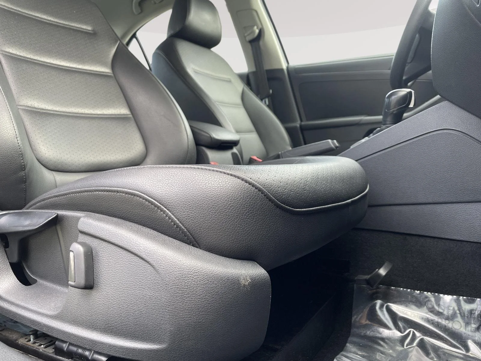 Used 2014 Platinum Gray Metallic Volkswagen SE image 5