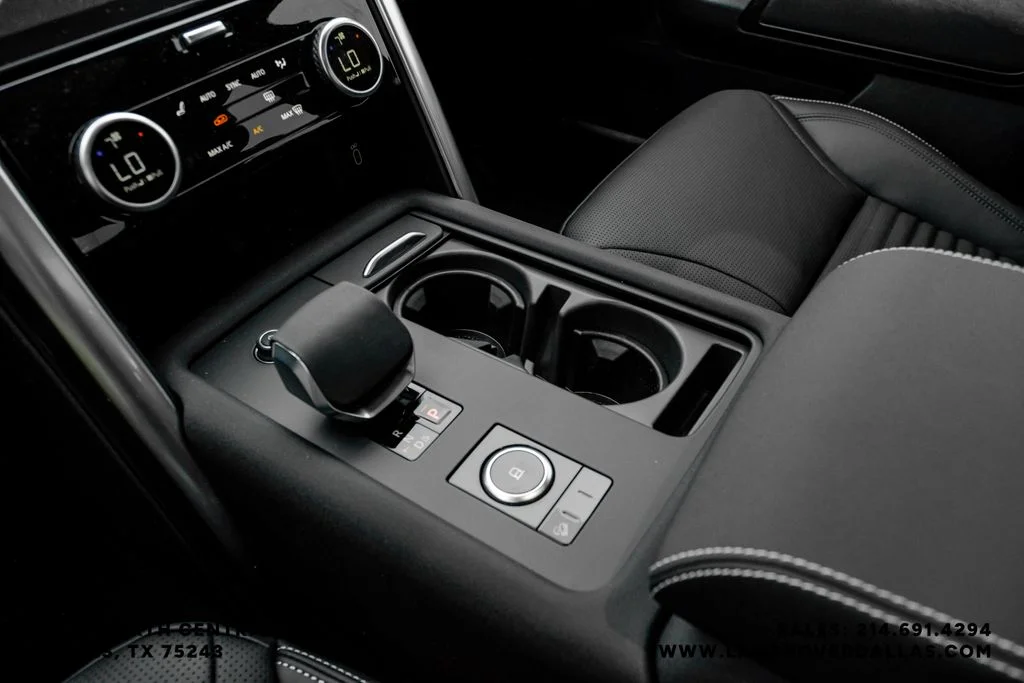 New 2026 Santorini Black Metallic Land Rover Dynamic SE image 25