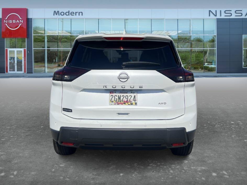 Used 2025 Everest White Pearl Nissan SV image 6