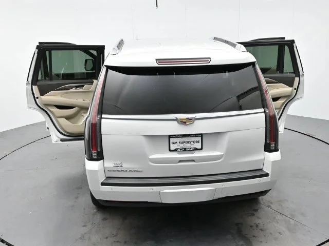 Used 2018 CRYSTAL WHITE TRICOAT Cadillac Luxury image 44