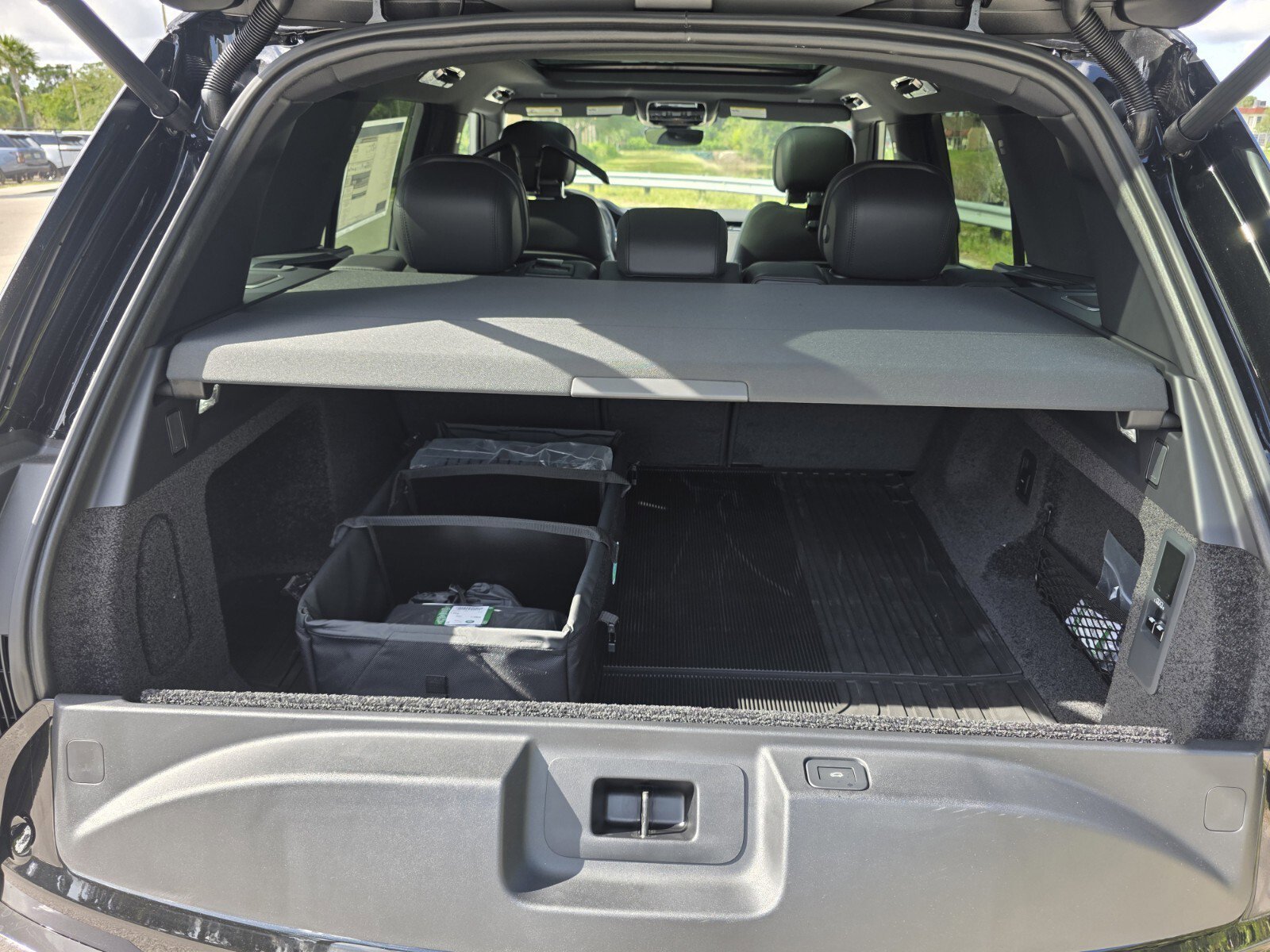 New 2026 Santorini Black Land Rover SE image 15
