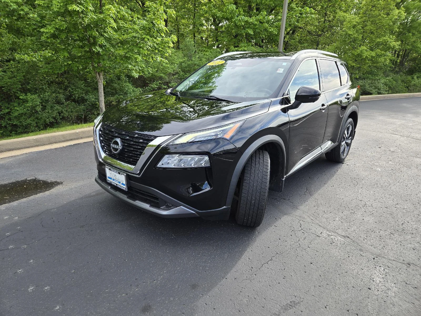 Used 2022 Super Black Nissan SL image 4