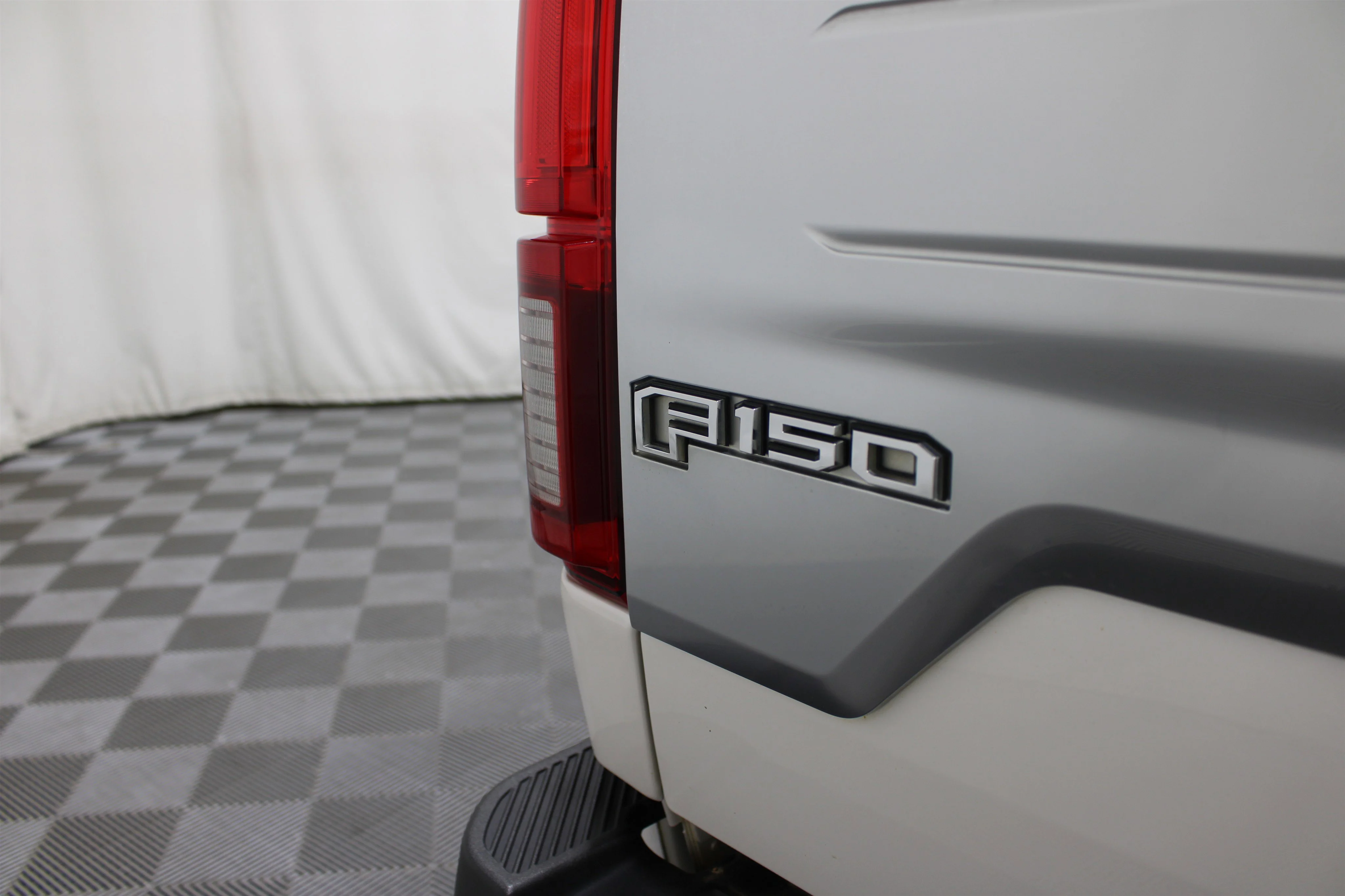 Used 2019 White Platinum Metallic Tri-Coat Ford Platinum image 26