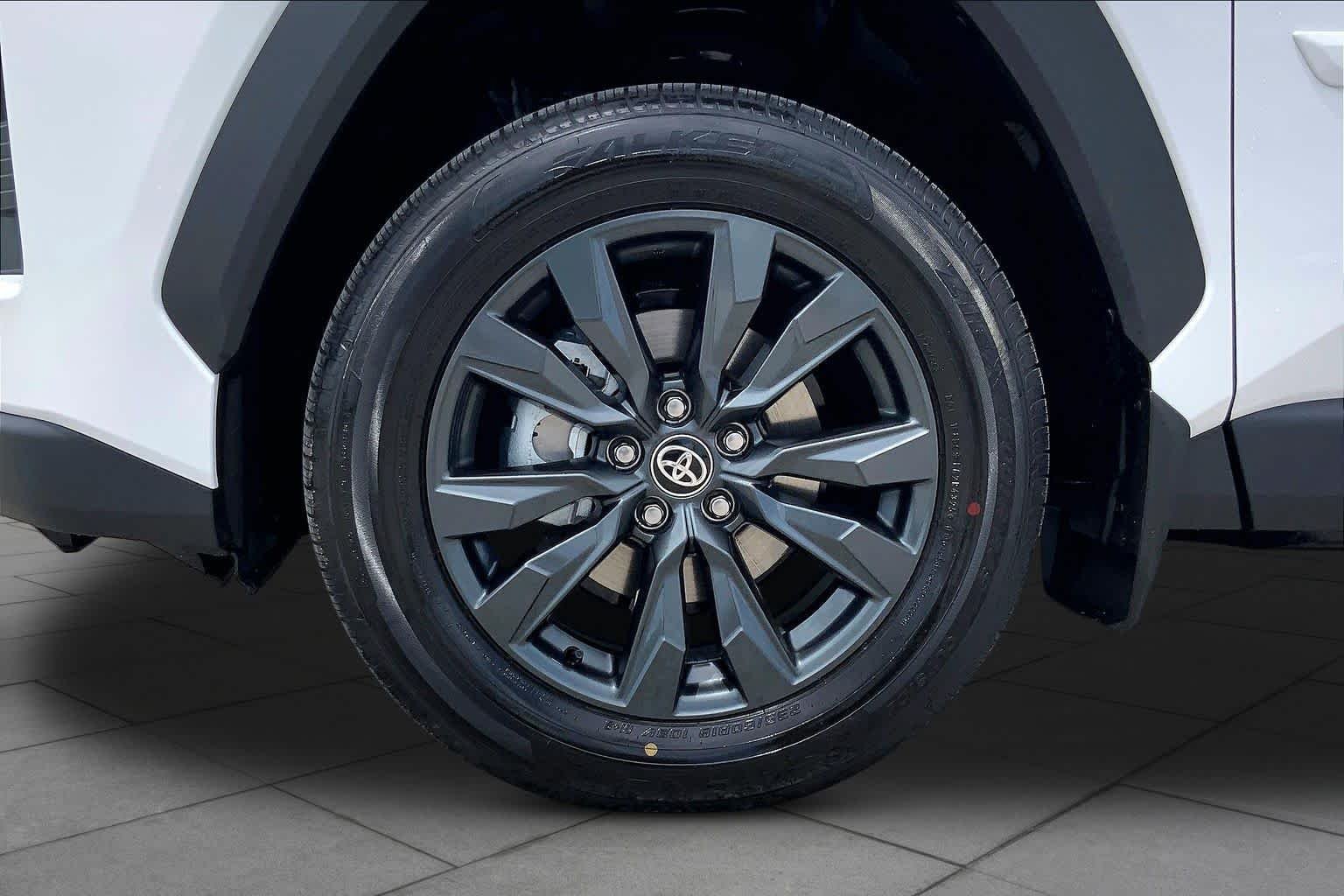 Used 2026 Ice Cap Toyota XLE Premium image 11