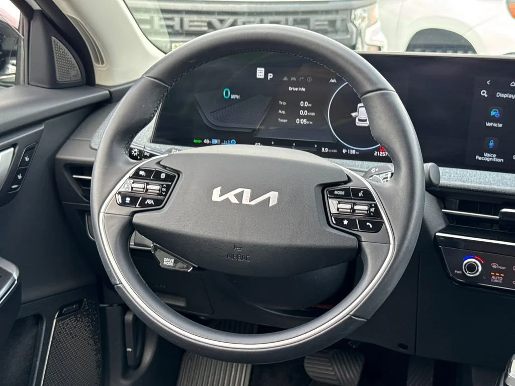 Used 2023 White Kia Wind image 23