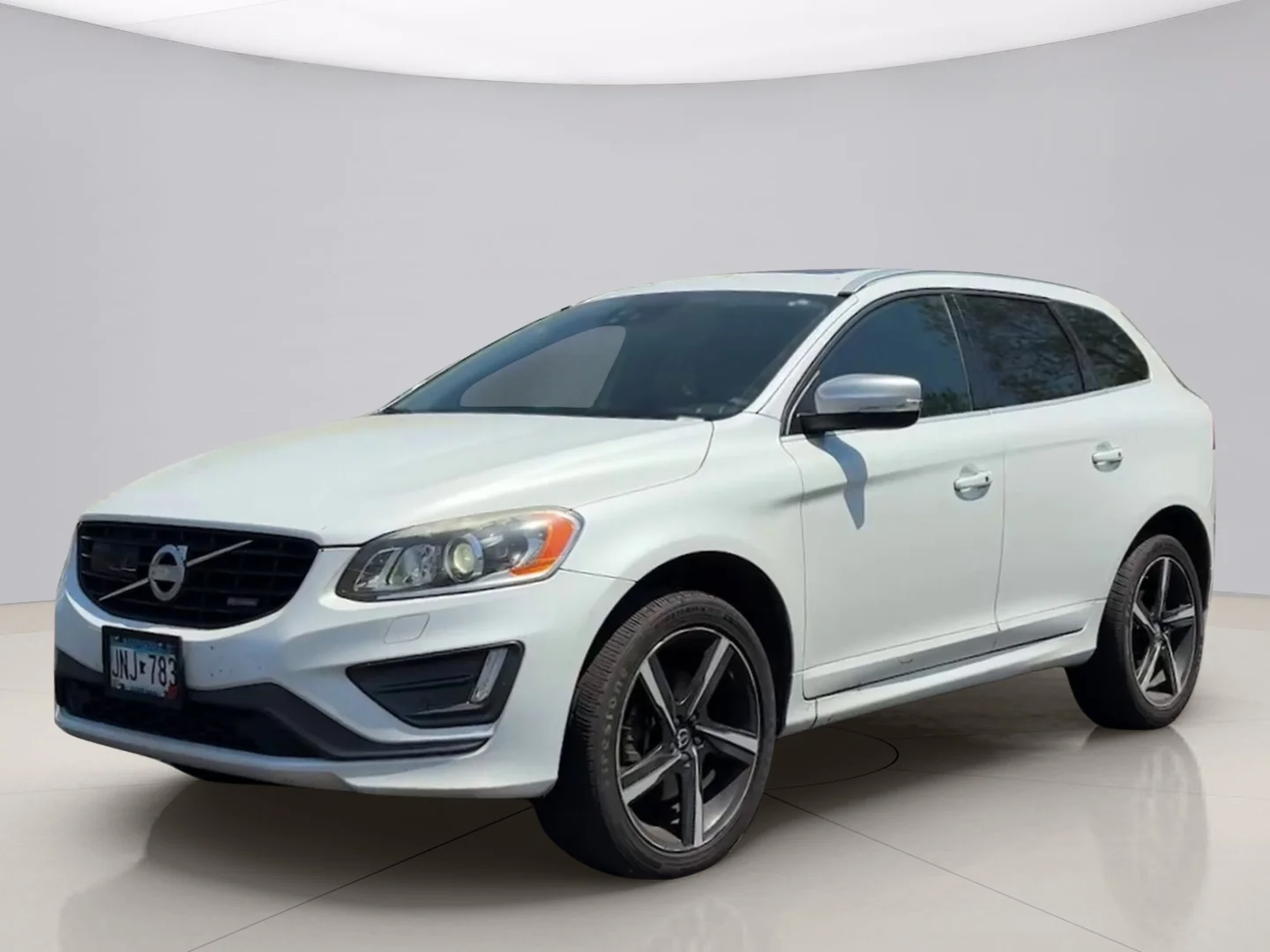 2015 Volvo XC60 T6 AWD Auto R-Design Platinum's photo