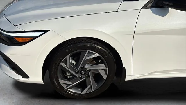Used 2025 White Hyundai SEL Sport image 33