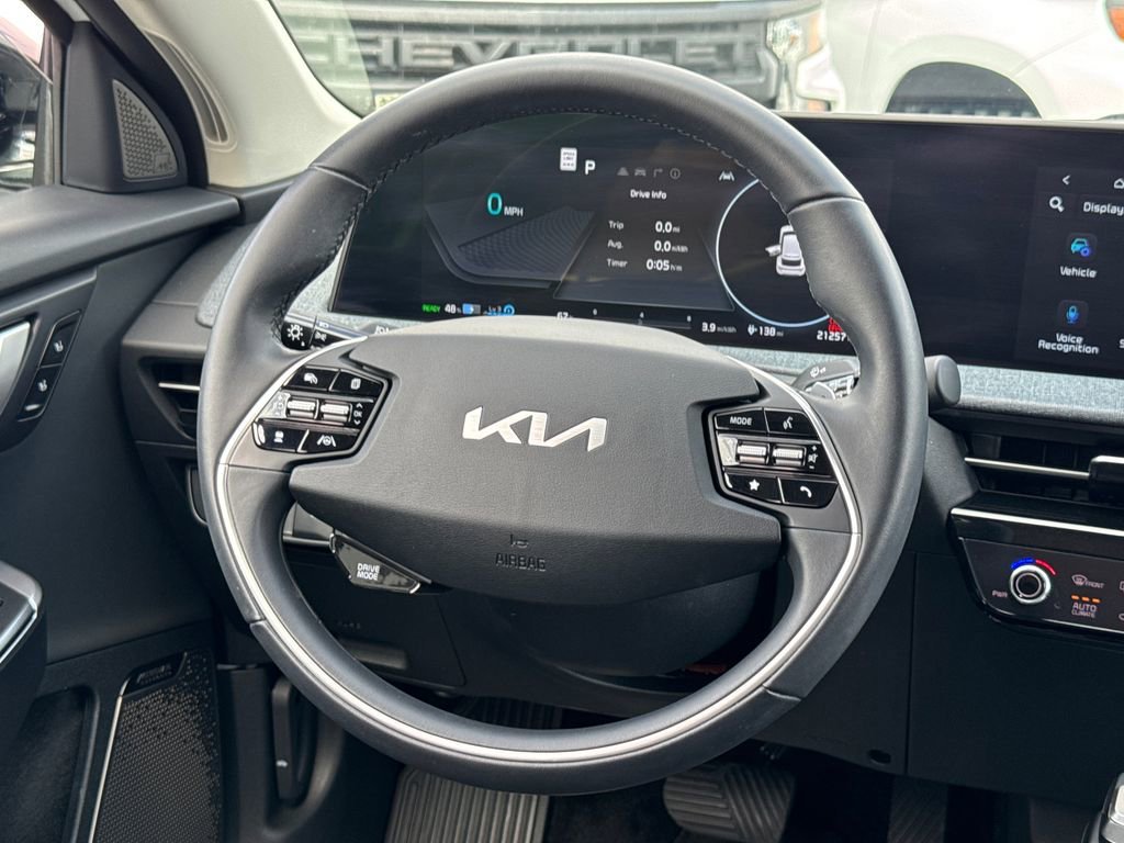 Used 2023 White Kia Wind image 23