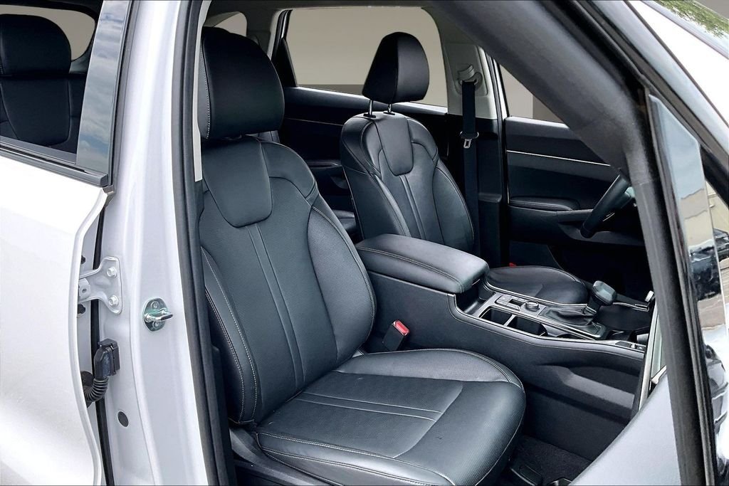 Used 2024 White Kia X-Line EX image 7