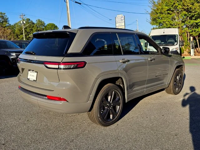 New 2027 Sting-Gray Clear-Coat Paint Jeep Limited Reserve image 4