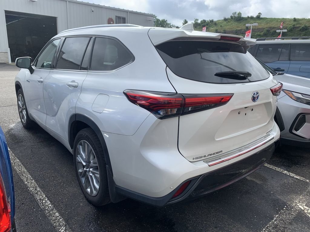 Used 2020 White Toyota XLE image 4