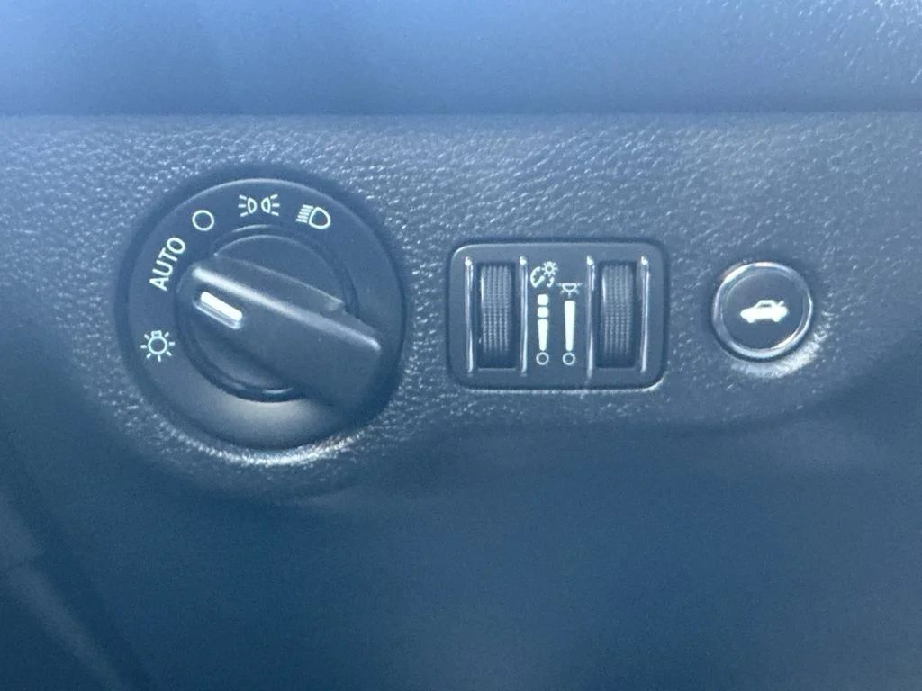 Used 2016 Silver Dodge SXT image 18