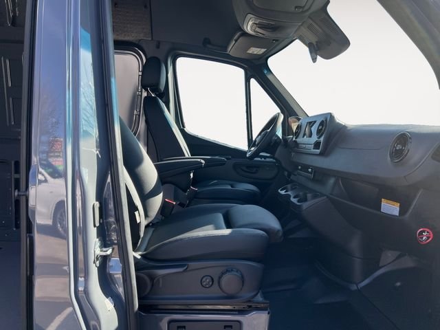Used 2024  Mercedes-Benz Cargo 144 WB image 15