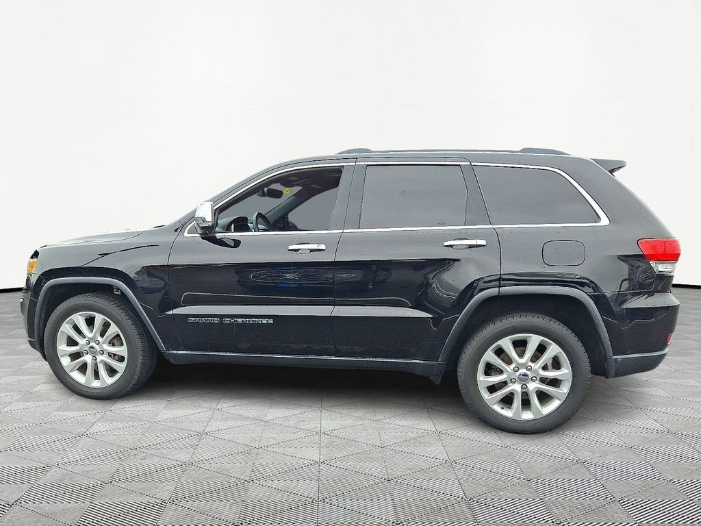 Used 2017 Diamond Black Crystal Pearlcoat Jeep Limited image 4