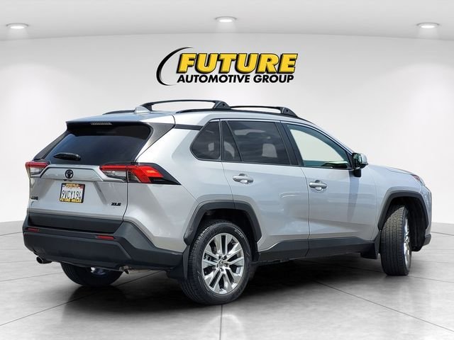 Used 2022 Silver Toyota XLE Premium image 4