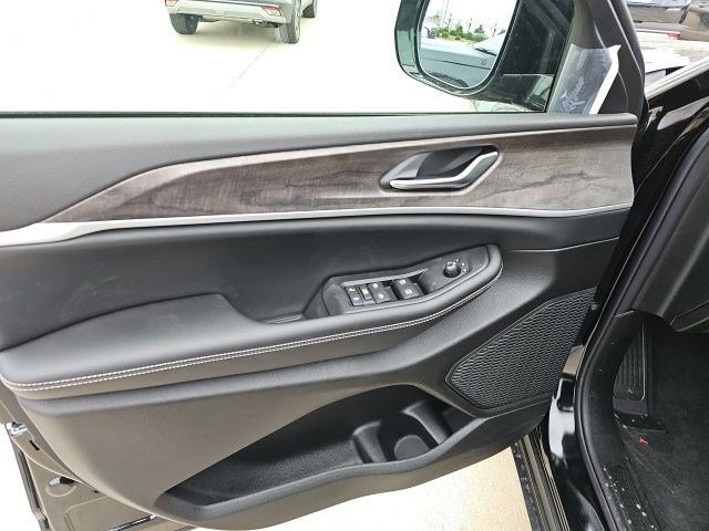 New 2026 Diamond Black Crystal Pearlcoat Jeep Laredo Altitude image 19
