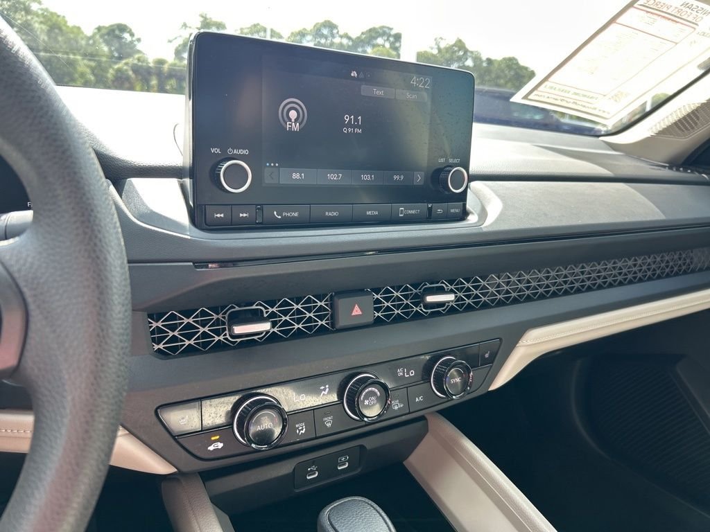 Used 2025  Honda SE image 30