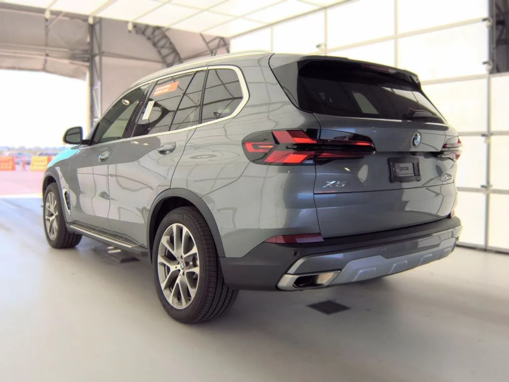 Used 2025 Gray BMW xDrive40i image 2