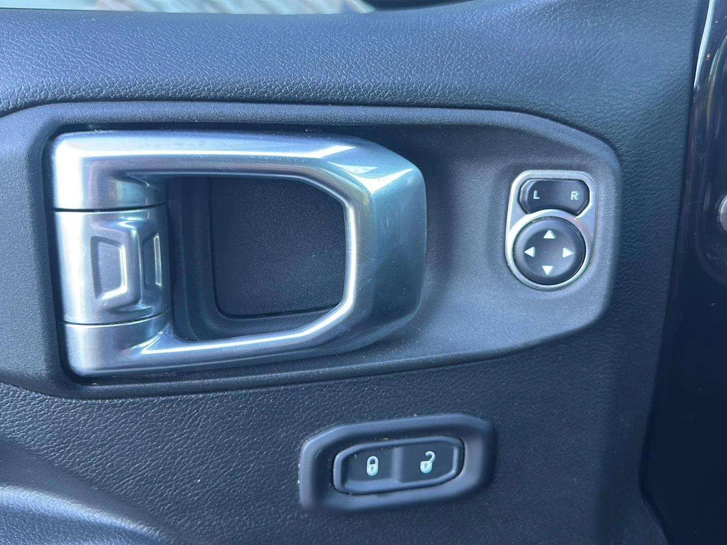 Used 2021 Black Clearcoat Jeep Sport S image 14
