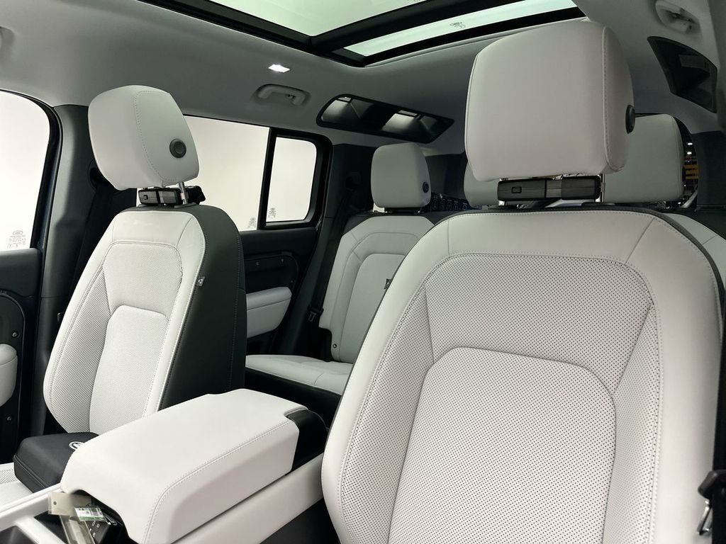 Used 2025 Tasman Blue Metallic Land Rover S image 9