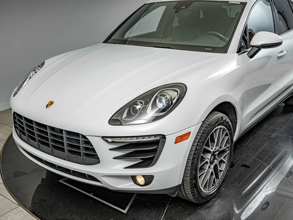 Used 2018 White Porsche  image 17