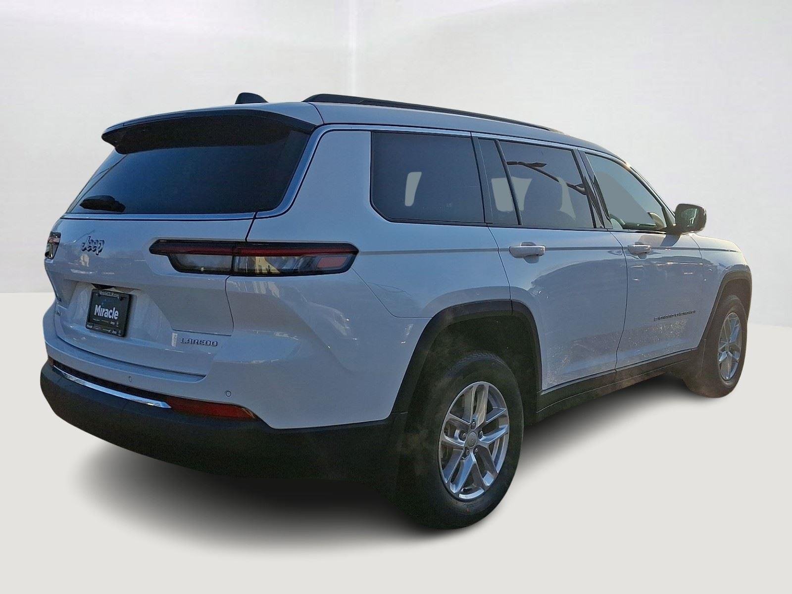 New 2026 Bright White Clear-Coat Exterior Paint Jeep Laredo X image 3