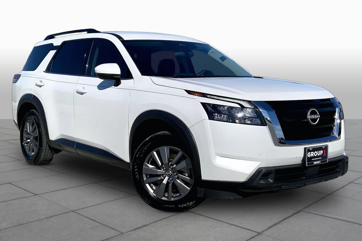 Used 2025 Everest White Pearl Tricoat Nissan SV image 3